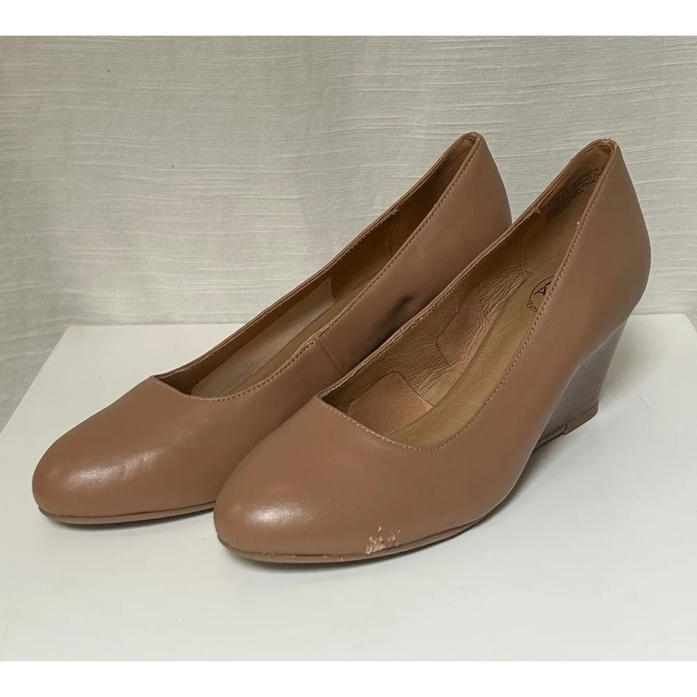 Andre Assous Featherweights Tan Leather Wedge Pumps Round Toe Shoes 8M